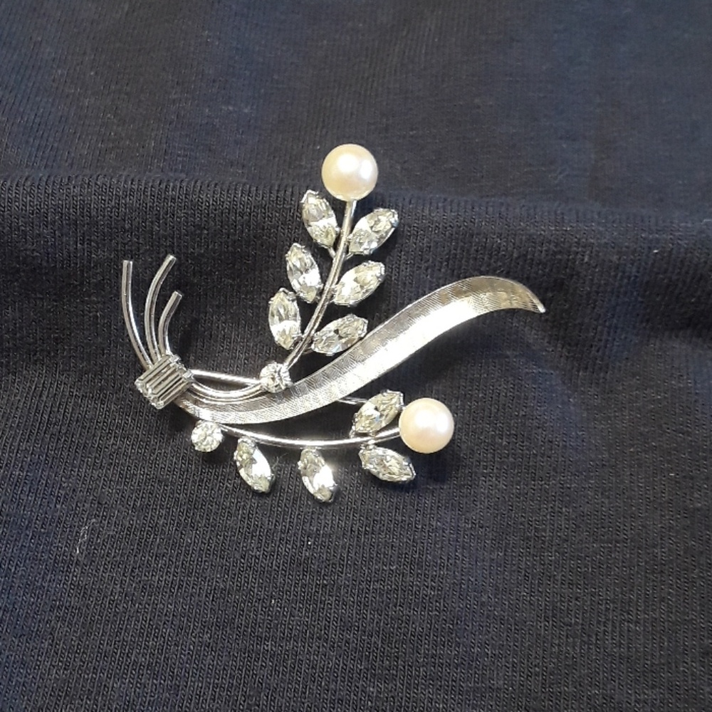Vintage Leaf, rhinestones and pearls brooch